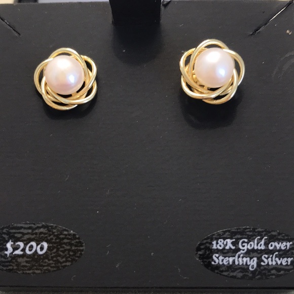 NEW BEAUTIFUL MACY’S PEARL EARRINGS - Picture 3 of 4